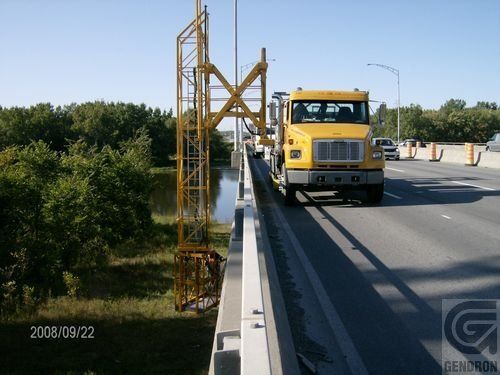 Un camion jaune roule sur une autoroute en 2008