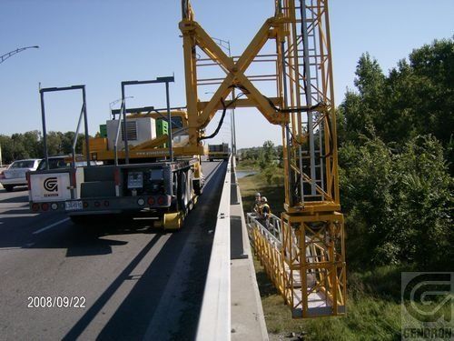 Une photo prise en 2008 montre une grue jaune sur un pont