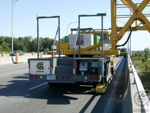 Un camion jaune avec la lettre g à l'arrière