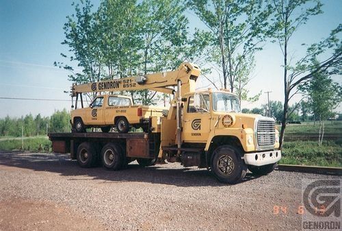 Un camion jaune avec la lettre g sur le côté