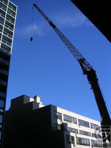 Une grue est utilisée pour soulever quelque chose dans les airs