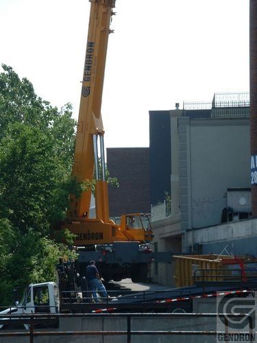 Une grue jaune avec le mot centurion dessus