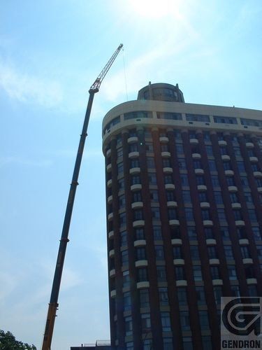 Un grand bâtiment avec une grue devant qui dit Gendron