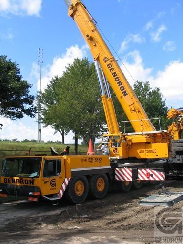 Une grue jaune avec le mot Glendron dessus