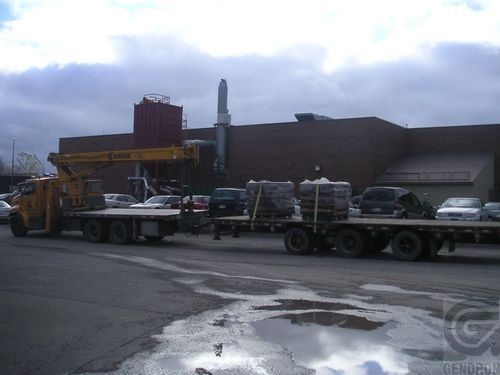 Un camion à plateau avec une grue dessus
