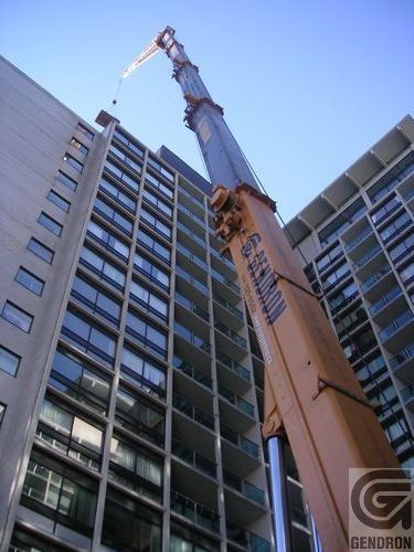 Un bâtiment avec une grue au-dessus qui dit Dendron