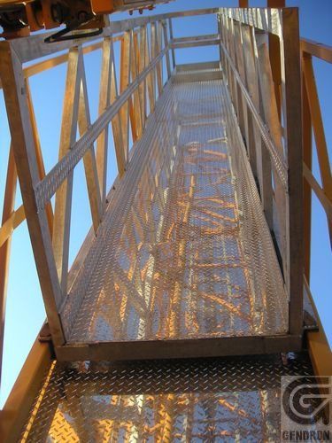 Une échelle en métal avec la lettre g dessus