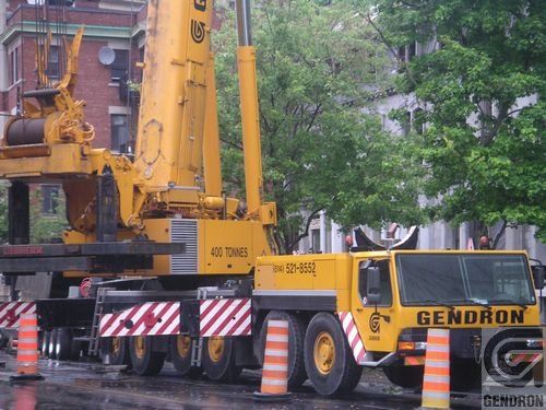 Un camion jaune avec le mot Genoron dessus