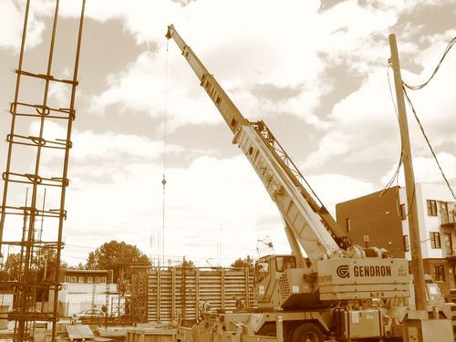 Une photo sépia d'une grue Genbank sur un chantier de construction