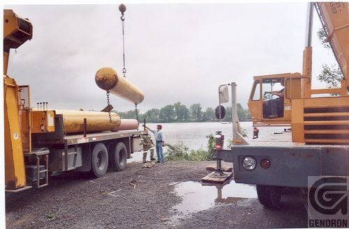 Un camion avec le mot Gendron à l'arrière