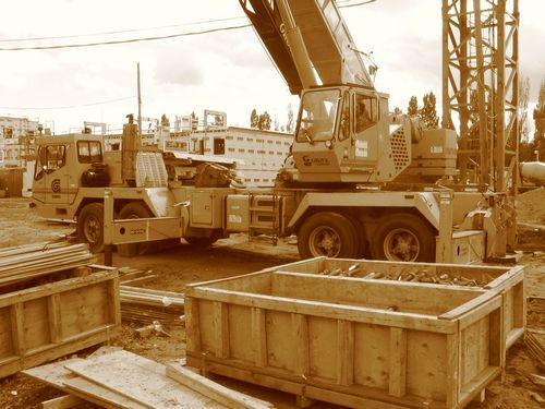 Un chantier de construction avec une grue et des caisses en bois