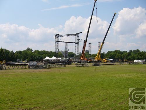 Un grand champ herbeux avec un panneau indiquant dendron