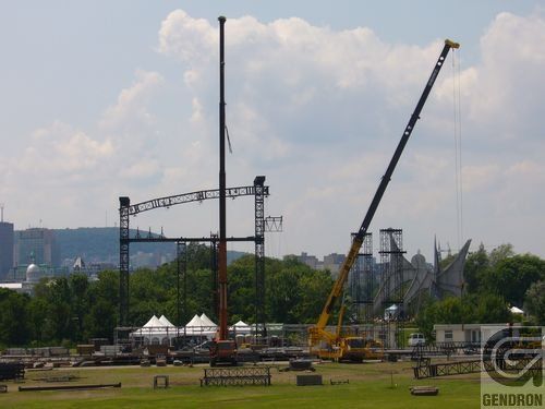 Une grande grue est utilisée pour construire une structure dans un champ