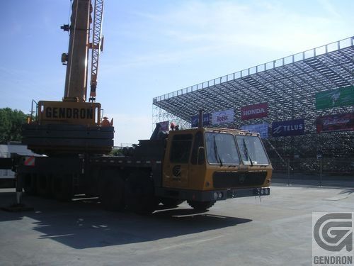 Un camion jaune avec le mot denaron dessus