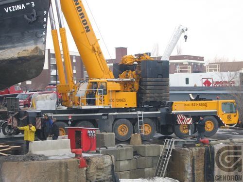Une grande grue jaune avec le mot Morrison dessus