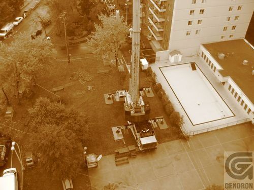 Une vue aérienne d'un bâtiment avec un panneau indiquant dendron