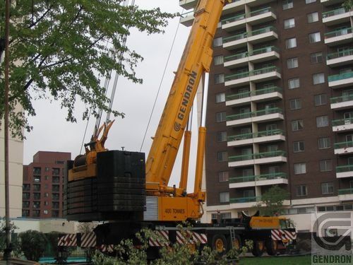 Une grue jaune avec le mot dendron dessus