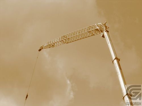 Une grande grue se trouve sur un ciel nuageux.