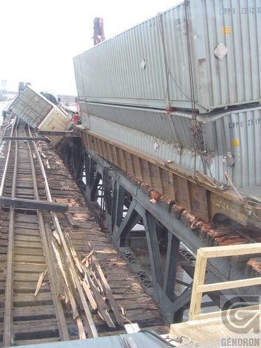 Un train roule sur les rails d'un pont.