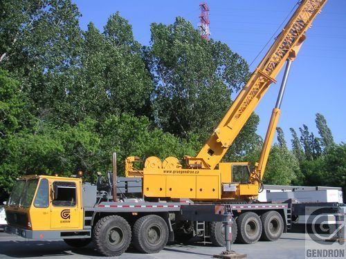 Un camion jaune avec le mot Genoron sur le côté