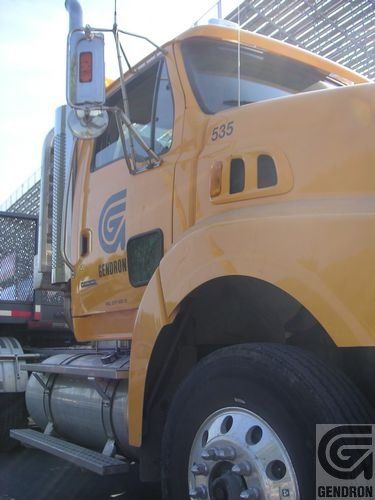 Un camion jaune avec le numéro 535 dessus