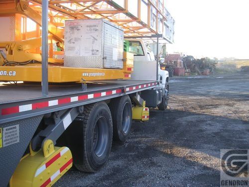 Un camion est garé dans un parking avec une boîte à l'arrière