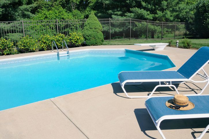 Backyard Swimming Pool Retreat