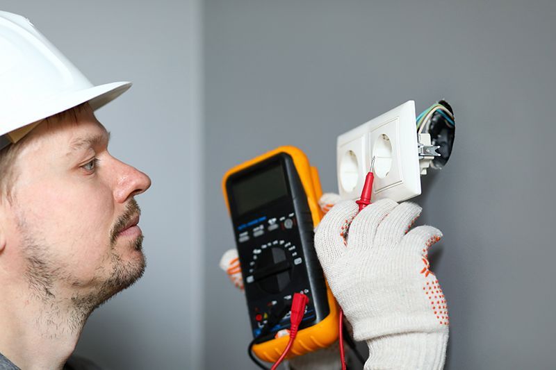 Electrician Troubleshooting The Outlet