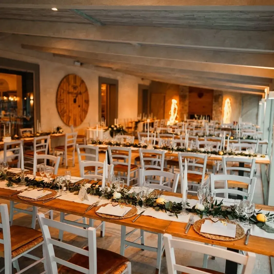 Una grande stanza piena di tavoli e sedie e un orologio sul muro.