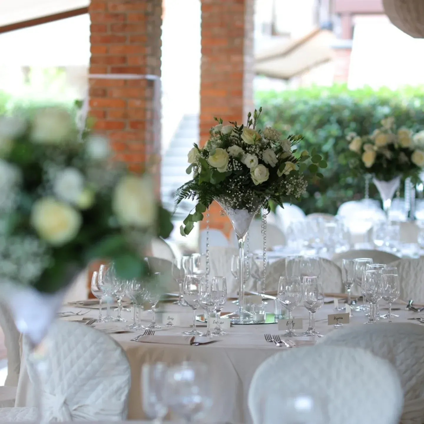 Un tavolo apparecchiato per un ricevimento di nozze con fiori sopra
