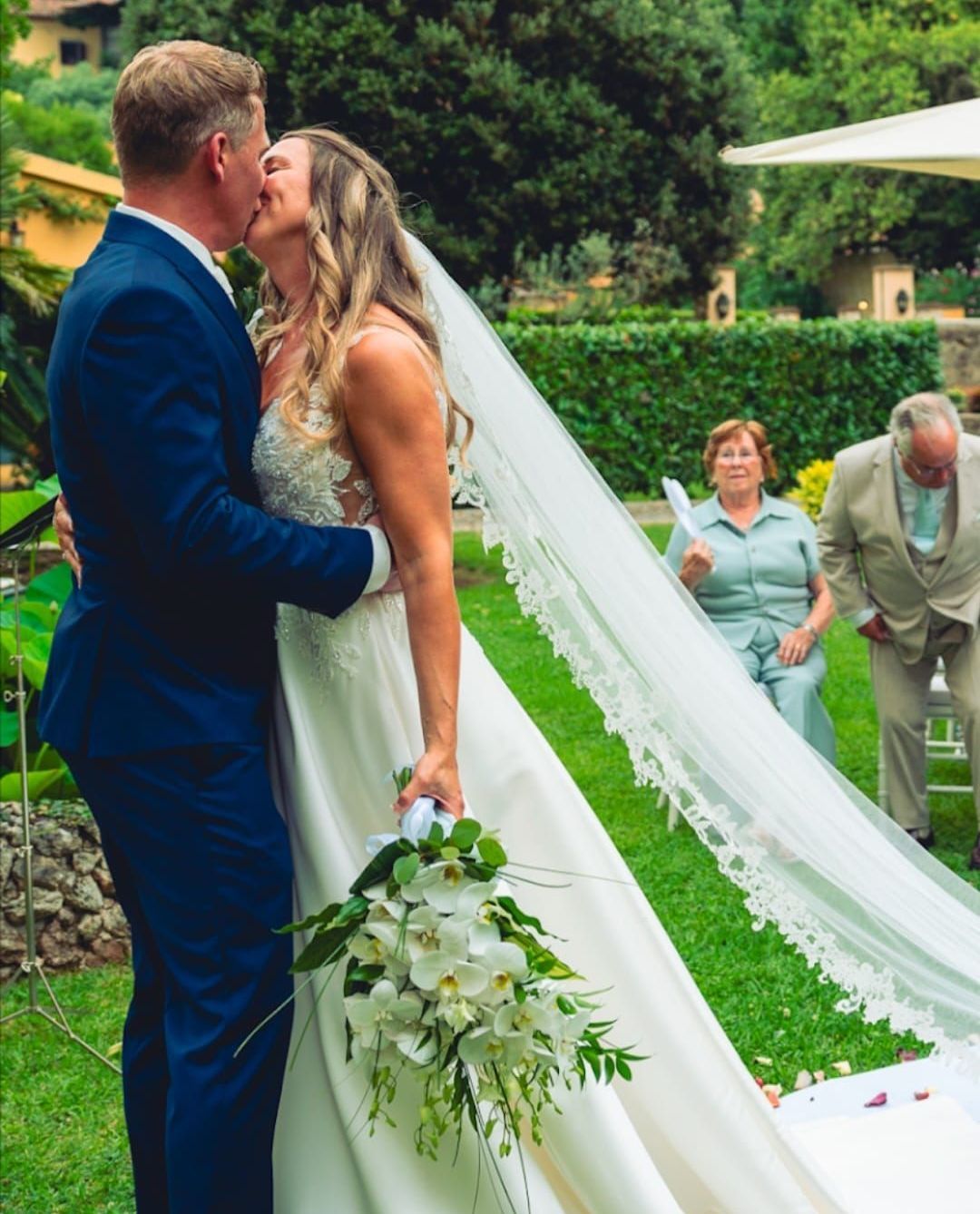 Una sposa e uno sposo che si baciano il giorno delle loro nozze