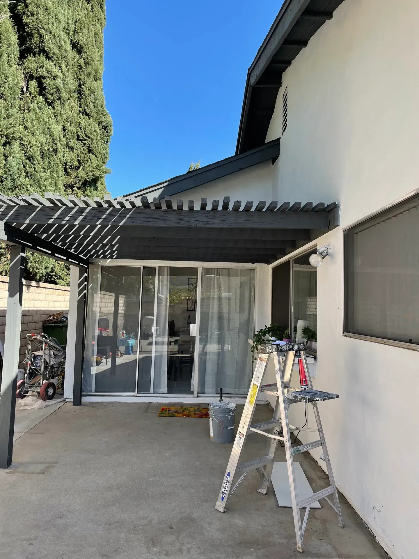 A ladder is sitting on the side of a house.