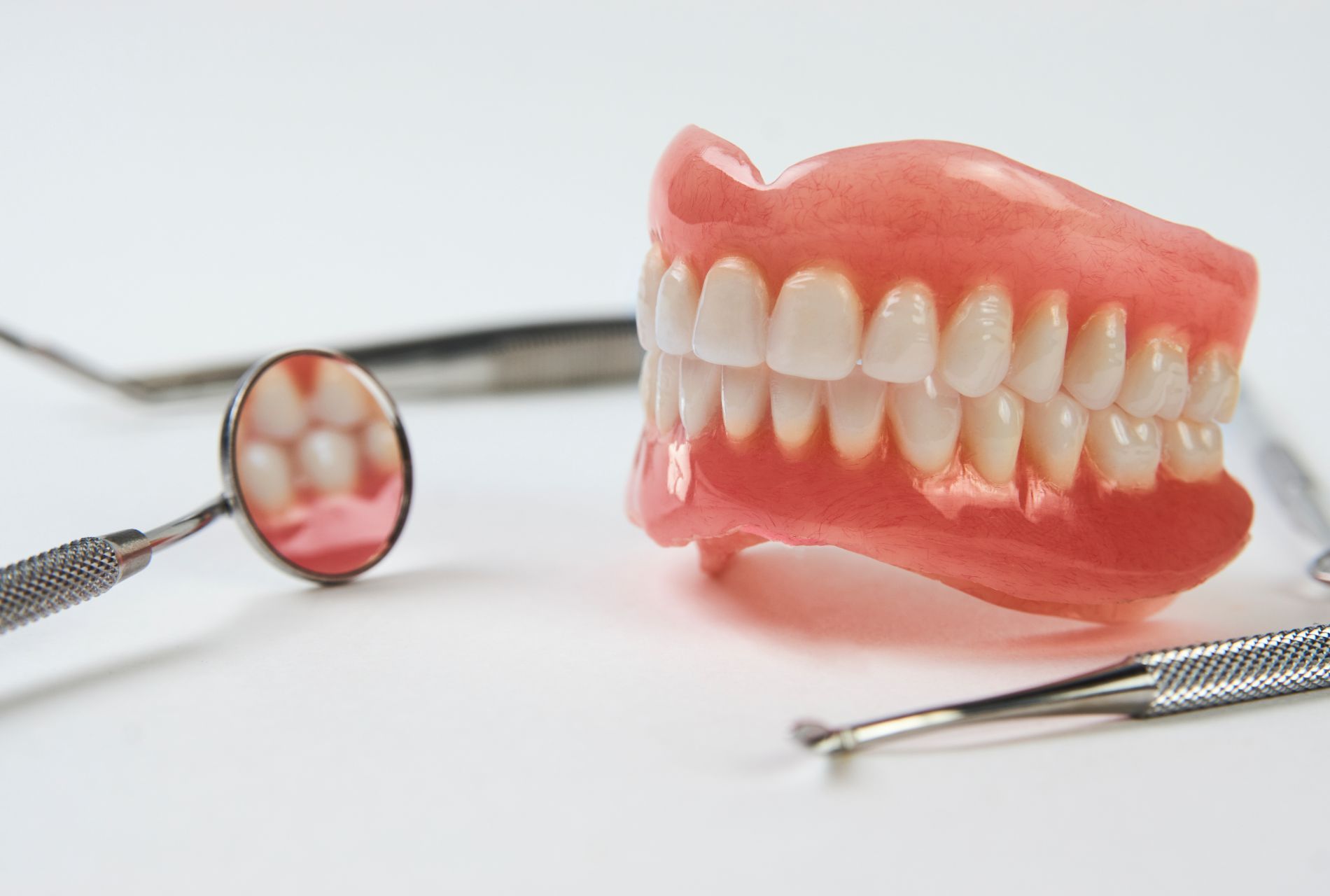 dentiera e strumenti odontoiatrici