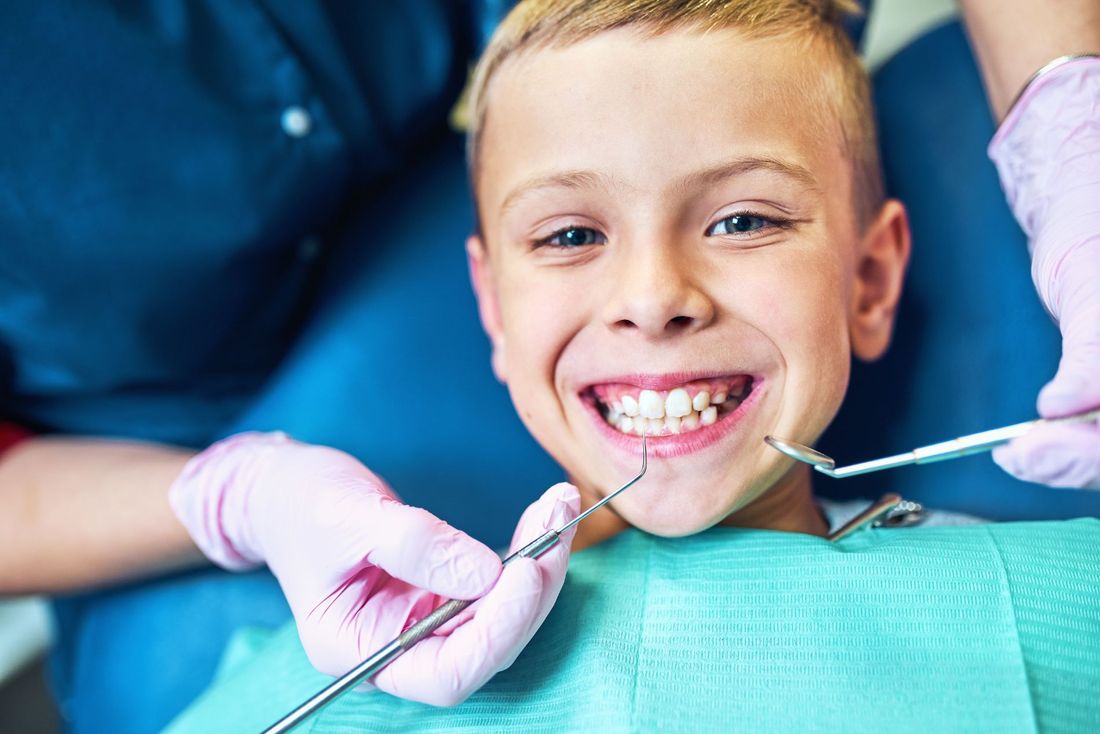 bambino che sorride durante visita odontoiatrica