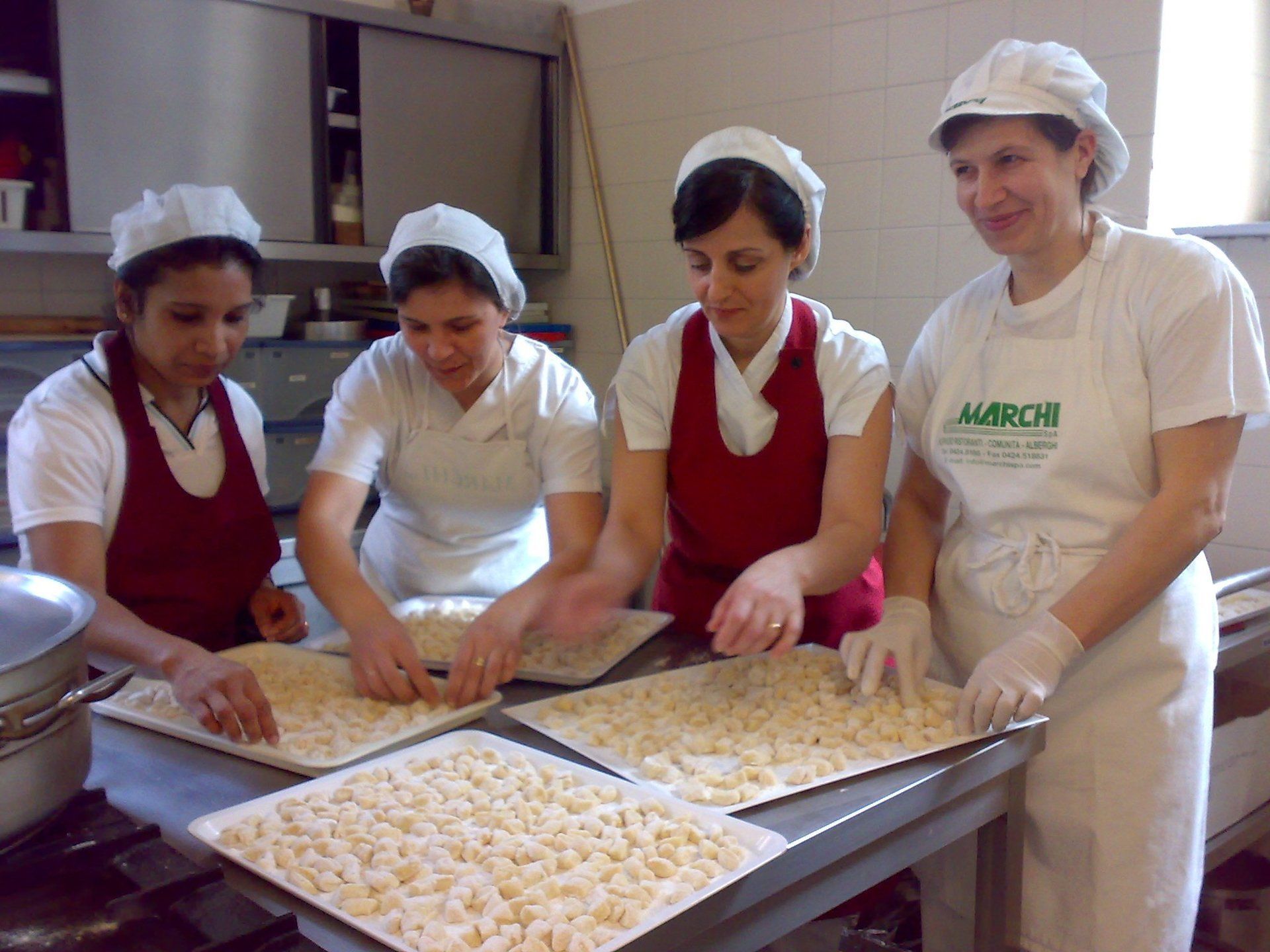 signore che fanno la pasta
