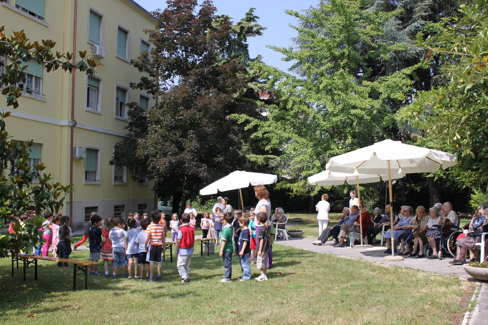 persone in un giardino