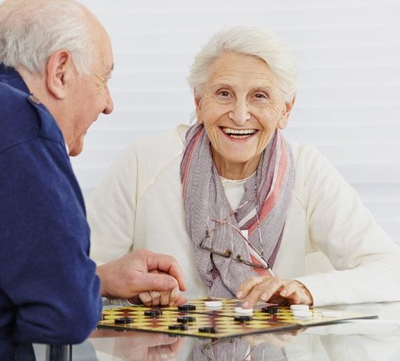 anziani che giocano a dama