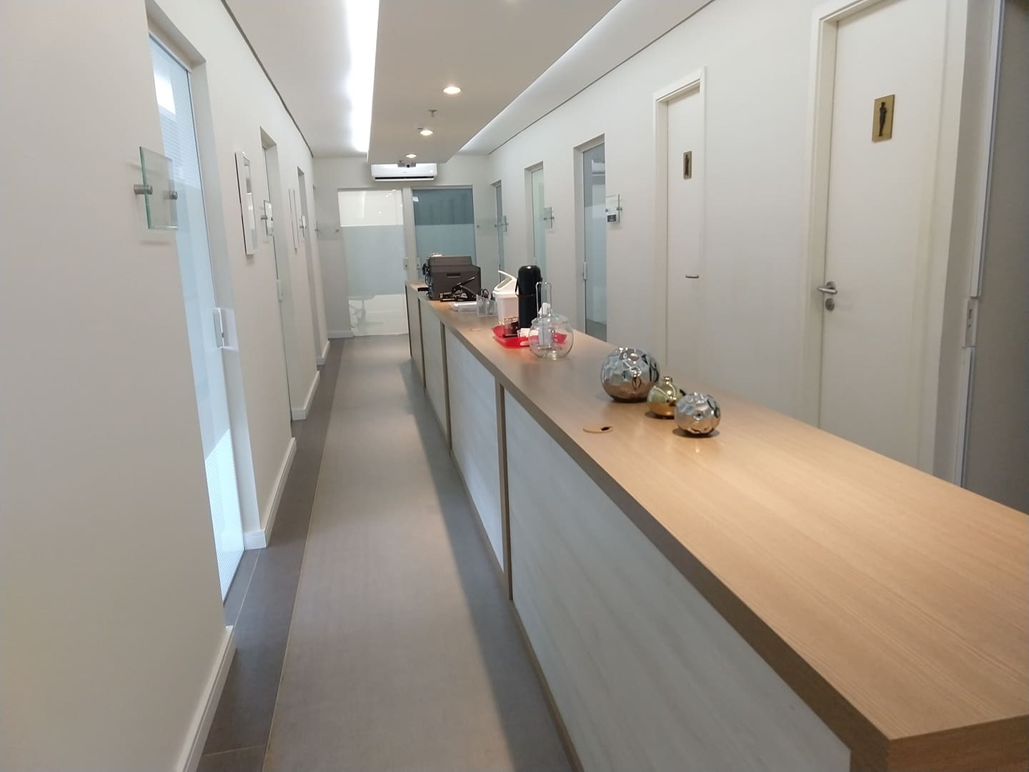 Foto do corredor do consultório do Núcleo Prosseguir, atendimento dede Psicologia em Santos