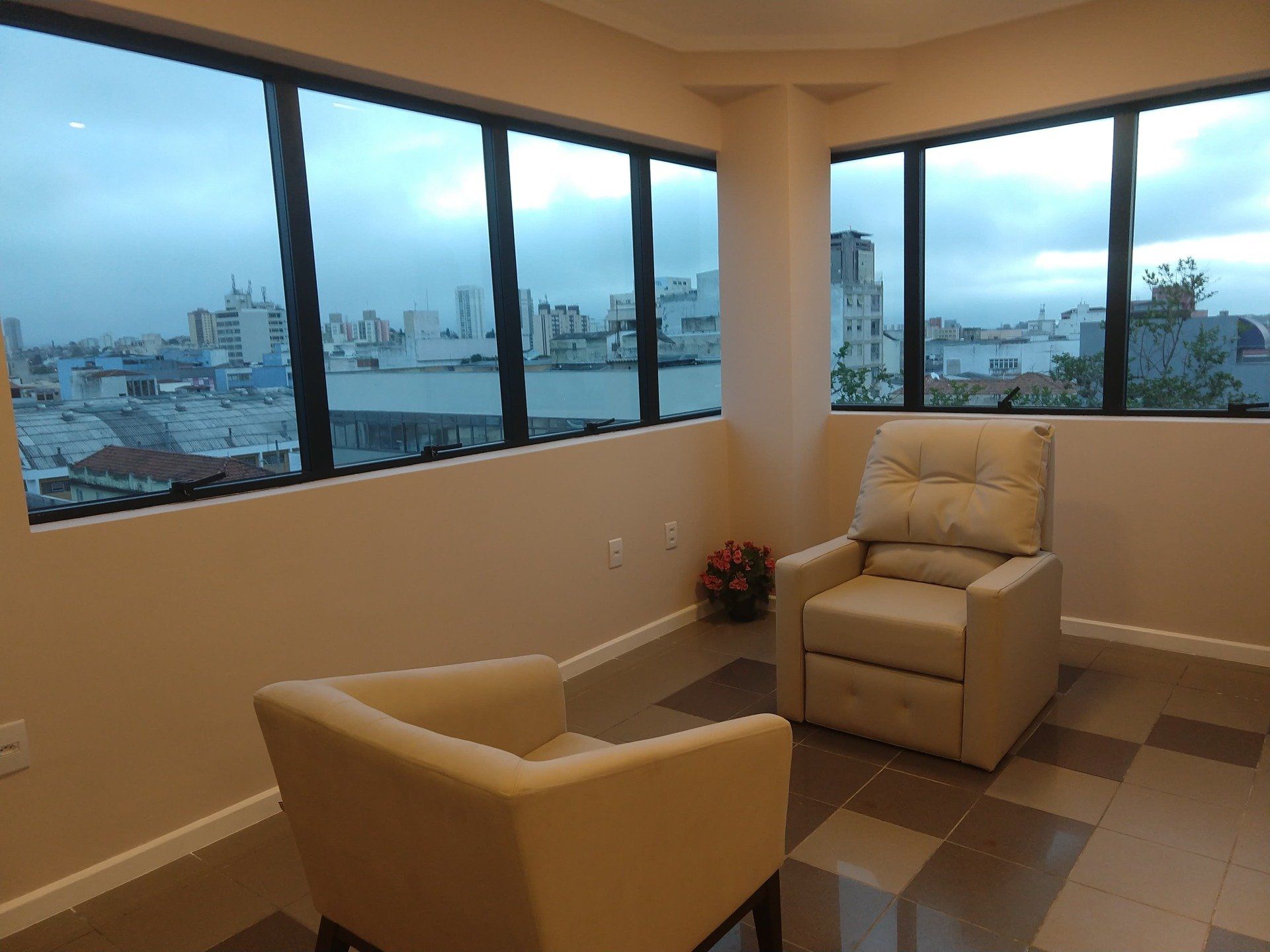 Sala de terapia, de psicólogo em Mogi das Cruzes, do Núcleo Prosseguir.