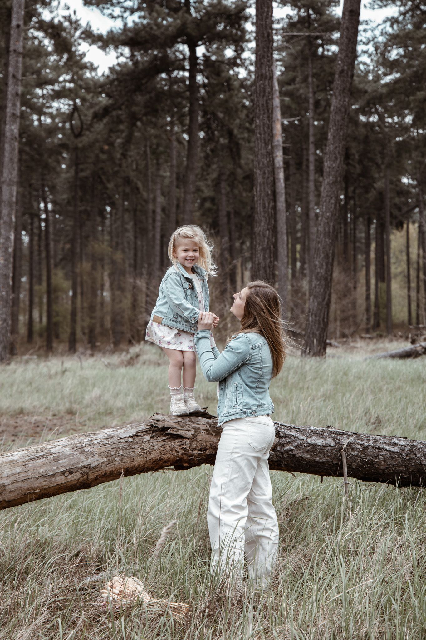 Jonge familie met twee kindjes.