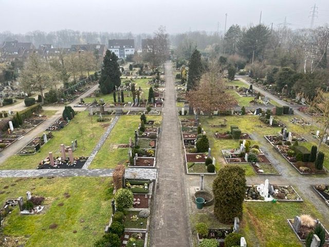 Luftaufnahme Friedhof St. Josef, Neuss-Weissenberg, mit mehreren Grabreihen, Wegen und Bäumen an einem nebligen Tag.