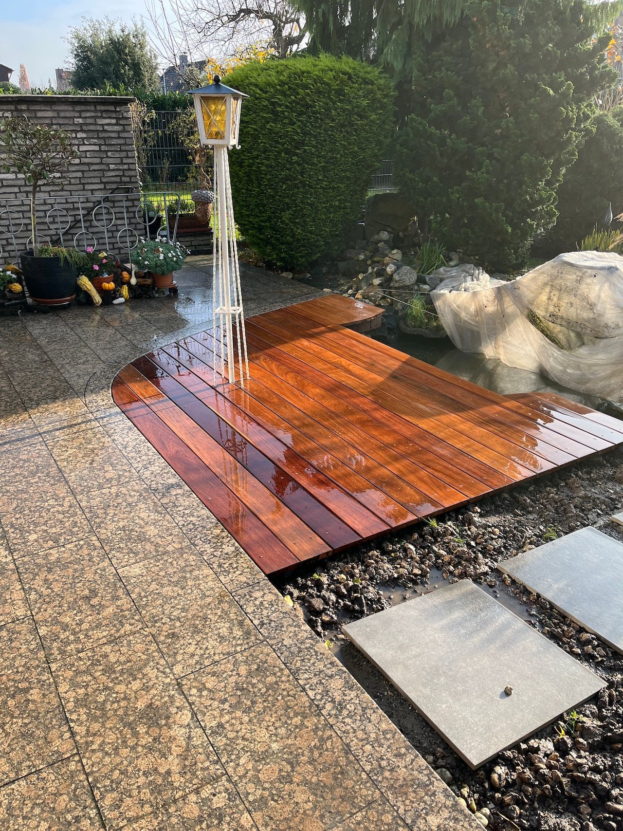 Wasserspiele mit Holzboden in die Terrasse integriert. 