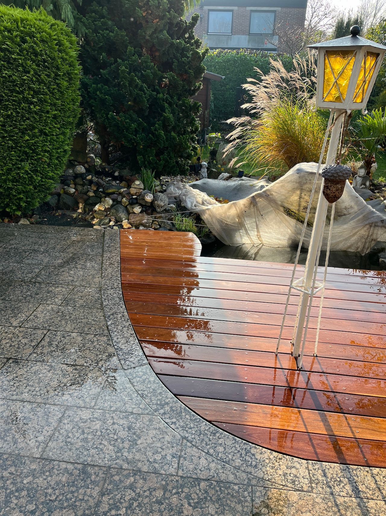 Wasserspiele mit Holzboden in die Terrasse integriert. 