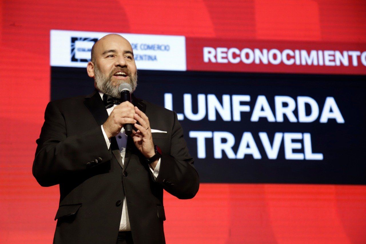 gustavo noguera anounces the innovation award of 2022 goes to lunfarda travel
