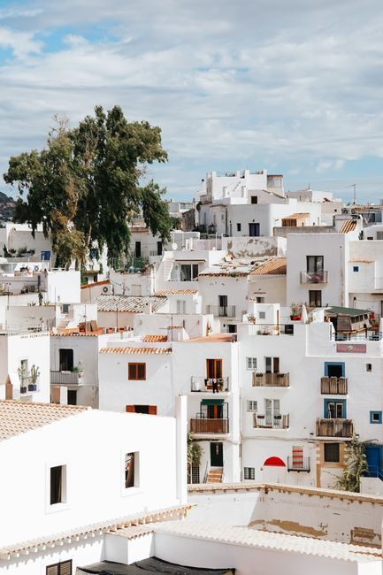 Sleutels en koopcontract voor een woning op Ibiza