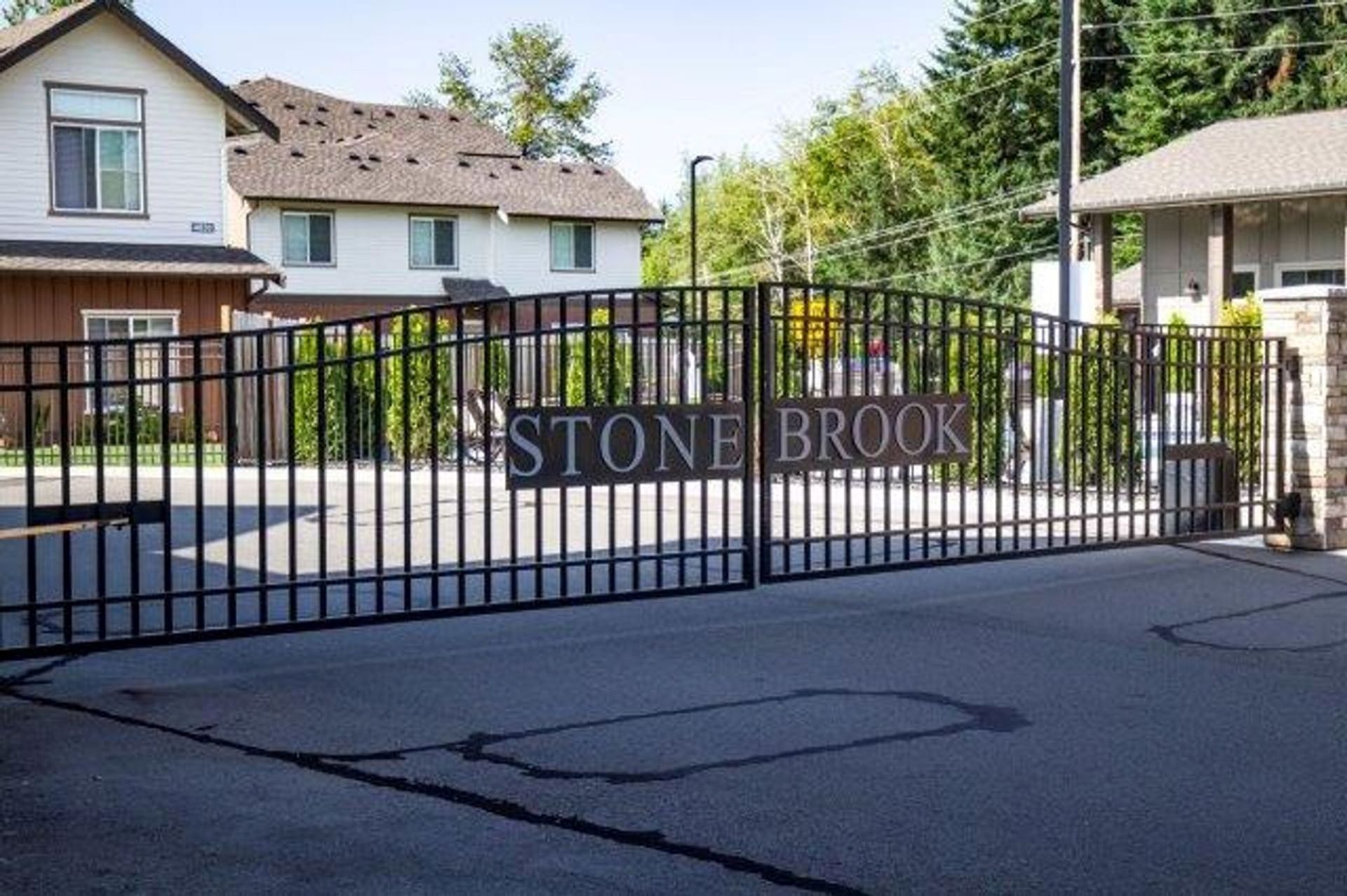 A gate with the word stone brook on it