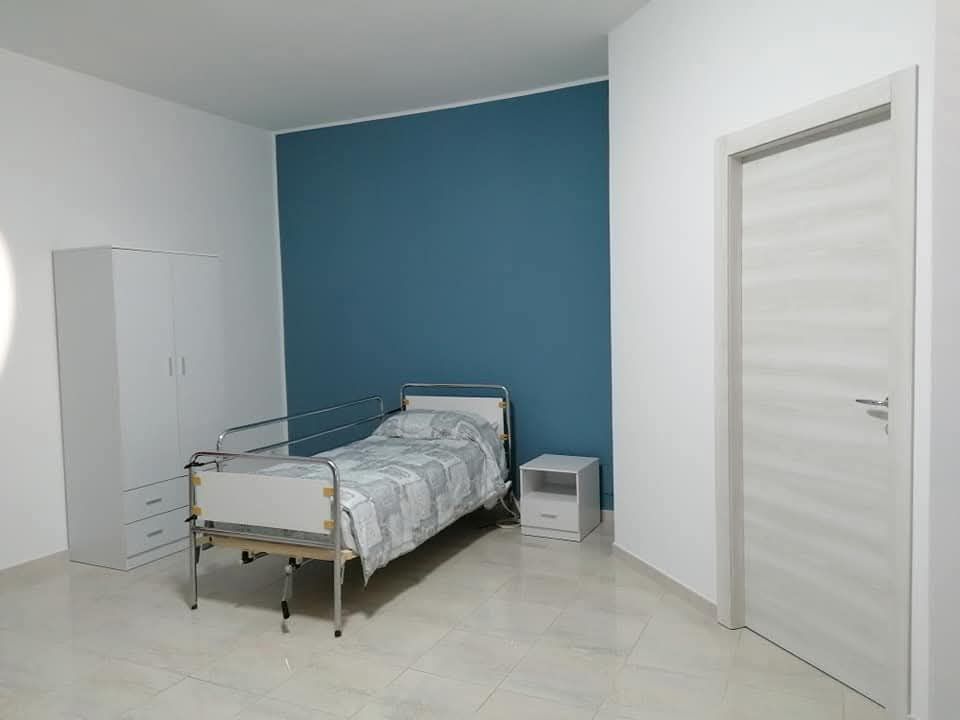 Letto singolo in residenza per anziani