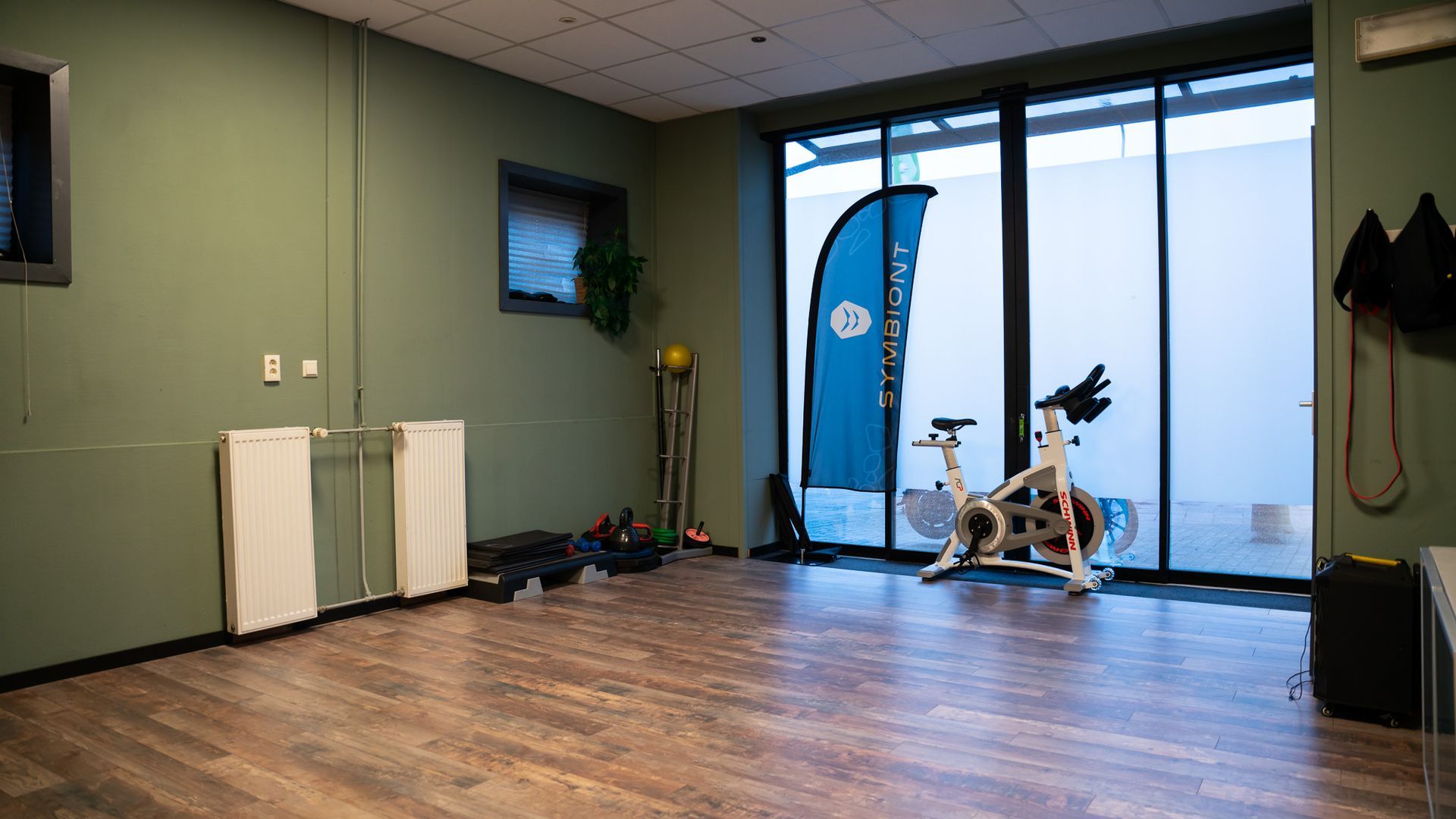 Er staat een spinningfiets in het midden van de kamer.