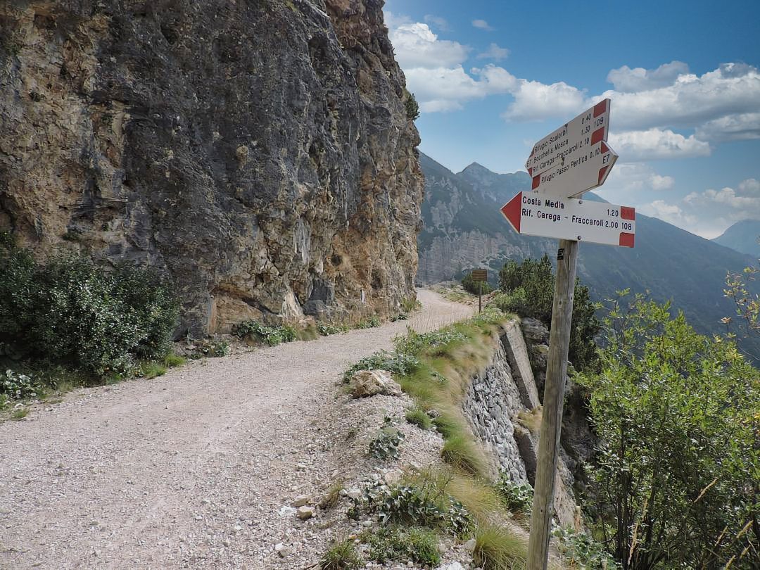 Una strada sterrata con un cartello sul lato.