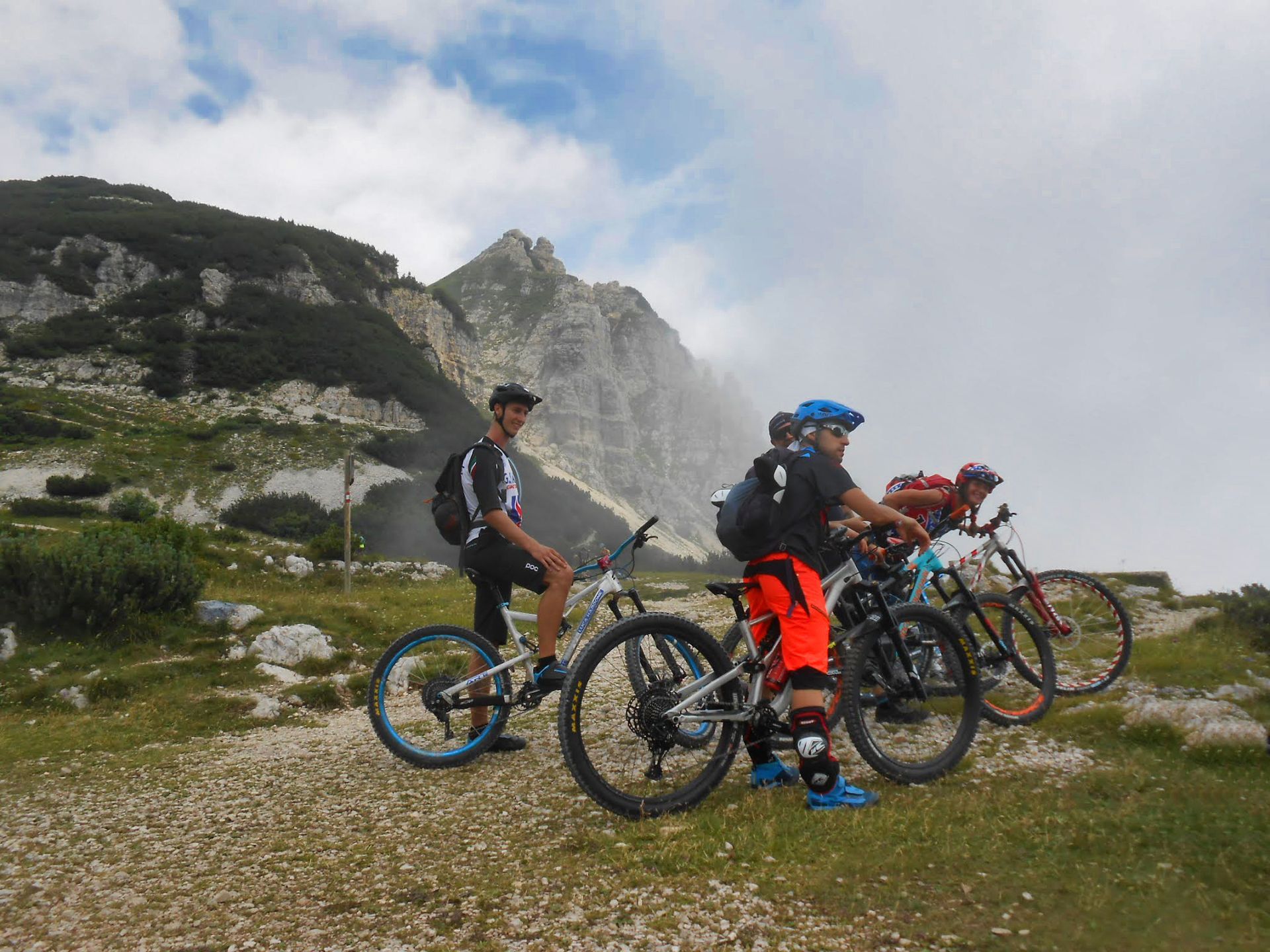 Un gruppo di persone sta pedalando su una strada sterrata.